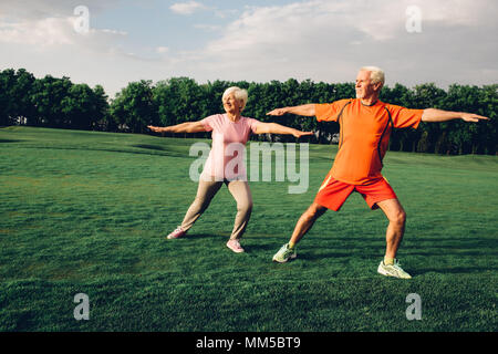 Senior paar Yoga zusammen tun im Freien Stockfoto