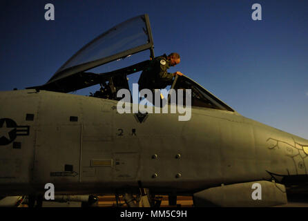 Green Flag-West ist eine Air-Land-Integrationsübung der United States Air Force, die auf der Nellis Air Force Base in Nevada durchgeführt wird. Das Archivbild dokumentiert einen Vizekommandeur des 122nd Fighter Wing, der sich auf den Start am 10. September 2017 während der Green Flag-West 2017 vorbereitete. Der historische Fotodruck dokumentiert die Teilnahme von leitenden Offizieren an Kampfübungen, die sich auf die enge Luftunterstützung und gemeinsame Operationen konzentrierten. Stockfoto