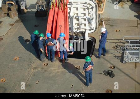 Coast Guard Cutter Eiche Besatzungsmitglieder niedrigeren Gang in den Laderaum des Schiffes Sonntag, Sept. 10, 2017 in Newport, Rhode Island. Die Eiche im Einsatz für die Wiederherstellung der Wasserstraßen in der Hurrikan Irma zu unterstützen. (U.S. Coast Guard Foto von Petty Officer 3. Klasse Nicole J. Groll) Stockfoto