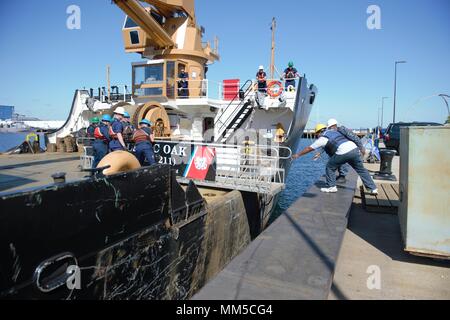 Coast Guard Cutter Eiche Crew Mitglieder ziehen Sie die Stirn auf das Schiff, um die Besatzung nach Süden am Sonntag, Sept. 10, 2017 bereitstellen, in Newport, Rhode Island. Der Cutter in revitilizing der Wasserstraßen im Hurrikan Irma zu unterstützen. (U.S. Coast Guard Foto von Petty Officer 3. Klasse Nicole J. Groll) Stockfoto