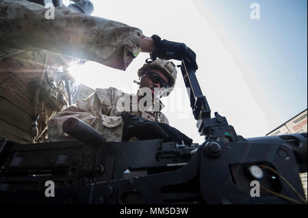 170909-N-ZQ 712-026 5. US-Flotte BEREICH DER BETRIEB (Sept. 9, 2017) Marine Corps C Lance Cpl. Raymond Cardenas, (links), ein Eingeborener von Canoga Park, Kalifornien, und Marine Corps PFCfc. Javarious Wenig, ein Eingeborener von Jonesboro, Georgien, sowohl für die niedrige Höhe Air Defence (LAAD) Ablösung des 15 Marine Expeditionary Unit (MEU), laden Sie einen M2. 50-Kaliber Browning machine gun während einer Live Fire Training an Bord der expeditionary mobile base Schiff USS Lewis B. Abzieher (ESB-3) zur Unterstützung der Alligator Dolch 2017 zugewiesen. Entfernen Sie das Flight Deck der expeditionary mobile base Schiff USS Abzieher (ESB-3). Uns Stockfoto