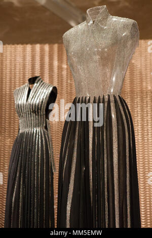 Kleider von tunesischen Designer Azzedine Alaia klicken Sie auf das Design Museum, Kensington, in einer Ausstellung namens "azzedine Alaia: Der Couturier'. Stockfoto