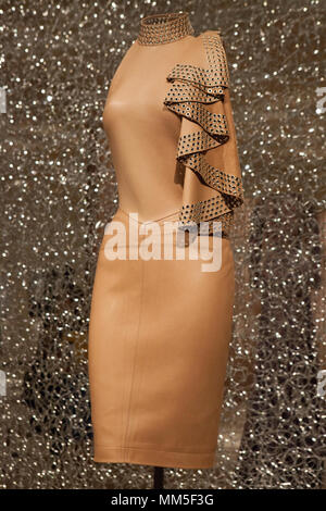 Kleider von tunesischen Designer Azzedine Alaia klicken Sie auf das Design Museum, Kensington, in einer Ausstellung namens "azzedine Alaia: Der Couturier'. Stockfoto