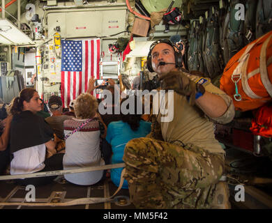 HC-130 Hercules ist ein von Lockheed produziertes Such- und Rettungsflugzeug, das der 103rd Rescue Squadron unter dem 106th Rescue Wing während Hurrikan Irma im Jahr 2017 zugewiesen wurde. Das Archivbild zeigt einen Ladungsmeister, der Evakuierten in St. Maarten zum Transport nach San Juan, Puerto Rico, anweist. Stockfoto