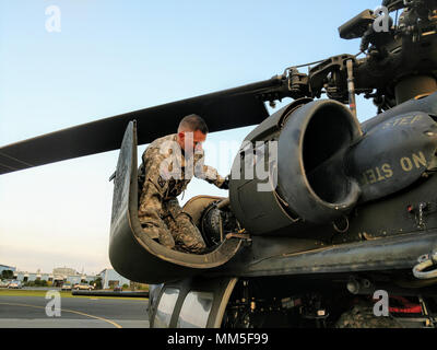 Army Chief Warrant Officer 2 Kevin Colby führt Preflight Inspektionen auf seinem UH-60 Blackhawk Hubschrauber als Besatzungen, der Firma B der New York Army National Guard, 3.BATAILLON, 142 Aviation Regiment für Starts und der Bereitstellung von Long Island MacArthur Airport, Islip, New York nach Florida zur Unterstützung der Guard Reaktion auf den Hurrikan Irma September 11, 2017 vorbereiten. 10 UH-60 Blackhawk Hubschrauber und 55 Aircrew Mitglieder und Betreuer von drei Flug Einrichtungen durch den Staat bereitgestellt die Florida Army National Guard zu unterstützen. Us National Guard Foto vom Kapitän Mark Getman, New York G Stockfoto