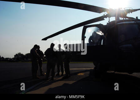 Besatzungen der New York Army National Guard Firma A, 3 Bataillon, 142 Aviation Regiment Vorbereitung für den Start und die Bereitstellung von Albany International Airport in Latham, New York nach Florida zur Unterstützung der Guard Reaktion auf den Hurrikan Irma September 11, 2017. 10 UH-60 Blackhawk Hubschrauber und 55 aircrewmembers und Betreuer von drei Flug Einrichtungen durch den Staat bereitgestellt die Florida Army National Guard zu unterstützen. Us National Guard Fotos von Oberst Richard Goldenberg. Stockfoto