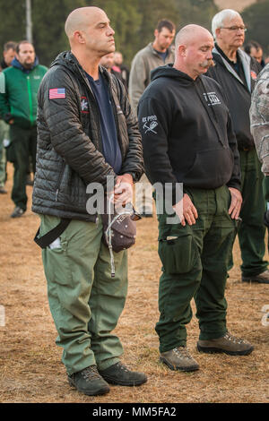 Büro des Land-Managements wilde Land Feuerwehrmänner Nehmen ein Moment der Stille, die Männer und Frauen, die ihr Leben auf 9/11 verloren, auf Glide Base Camp, New York, Sept. 11 zu erinnern. Die Feuerwehrleute, von denen viele selbst ehemalige militärische Service Mitglieder, wissen wie es ist Pflicht, bevor die persönliche Sicherheit zu setzen und arbeiten derzeit mit Soldaten, zu 23 Brigade Engineer Battalion, 1-2 Stryker Brigade Combat Team zugewiesen wildfires in der Umpqua Norden Komplex zu bekämpfen. (U.S. Armee Fotos von Pvt. Adeline Witherspoon, 20 Public Affairs Abteilung) Stockfoto