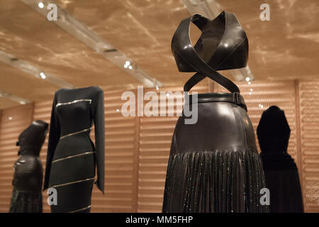 Kleider von tunesischen Designer Azzedine Alaia klicken Sie auf das Design Museum, Kensington, in einer Ausstellung namens "azzedine Alaia: Der Couturier'. Stockfoto