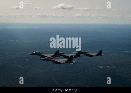 Vier US Air Force F-15E Strike Eagles, zu der 334 Fighter Squadron von Seymour Johnson Air Force Base, North Carolina zugeordnet sind, führen Sie eine Fly-over für die U.S. Open Männer Meisterschaft und in New York am 10. September 2017. Die F-15E Strike Eagle ist ein multi-role Fighter entworfen, Luft-Luft- und Luft-Boden-Einsätze durchzuführen. (U.S. Air Force Foto: Staff Sgt. Andrew Lee) Stockfoto