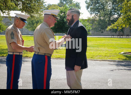 SAN ANTONIO (Sept. 8, 2017) Oberstleutnant William O'Brien, kommandierender Offizier, 3D-Assault Amphibian Bataillon in Camp Pendleton, Kalifornien, Stifte die Navy und Marine Corps Medaille auf Marine Corps veteran Corporal Randy D. Mann während einer Zeremonie im historischen Viereck am Joint Base San Antonio - Fort Sam Houston, Texas. Mann wurde die Medaille während der Zeremonie in seiner Heimatstadt San Antonio für seinen heldenhaften Aktionen vergeben, während im aktiven Dienst mit der 3D-Assault Amphibian Bataillon im Juli 2013. (U.S. Marine Foto von Mass Communication Specialist 1. Klasse Jacquelyn D. Childs/Freigegeben) Stockfoto