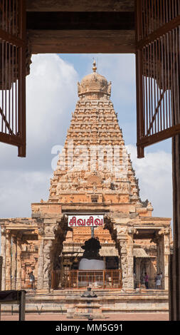 Angesichts der aussergewöhnlich hohen main Schrein, oder "Vimana", vom Eingang Tor zur Brihadeshwara Tempel Komplex in Tanjore in Tamil Nadu Stockfoto