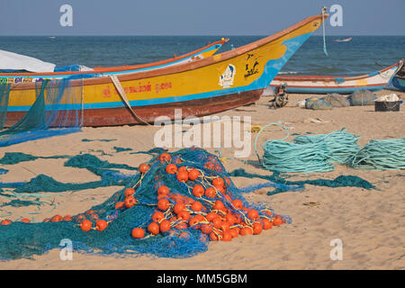 Fischerboote und ihren Gang auf einem Strand in Mamallapuram in Tamil Nadu. Die Fänge in der Bucht von Bengalen Küstenfischerei sind Garnelen und pomfrets Stockfoto