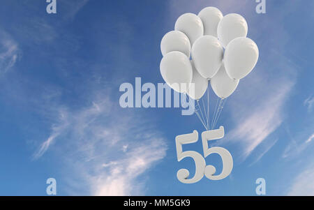 Nummer 55 Party Feier. Anzahl zu einem Bündel weißen Luftballons gegen den blauen Himmel befestigt Stockfoto