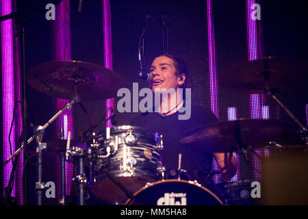 Norwegen, Bergen - 30. April 2018. Die amerikanische Pop Band Hanson führt ein Live Konzert während der Wir lieben die 90er Show auf Bergenshallen in Bergen. Hier drummer Zac Hanson gesehen wird live auf der Bühne. (Foto: Gonzales Foto - Jarle H. Moe). Stockfoto