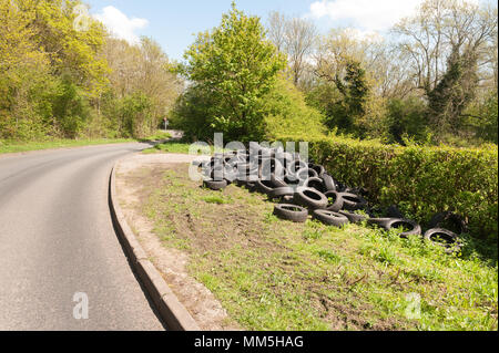 Beschämend Schuttplatz vieler Autoreifen neben einem Feldweg in Kent, direkt an einer Hauptstraße, Alte Terry's Lodge Road, Kemsing Stockfoto