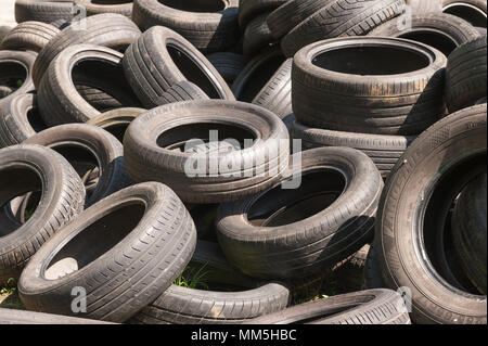 Beschämend Schuttplatz vieler Autoreifen neben einem Feldweg in Kent, direkt an einer Hauptstraße, Alte Terry's Lodge Road, Kemsing Stockfoto