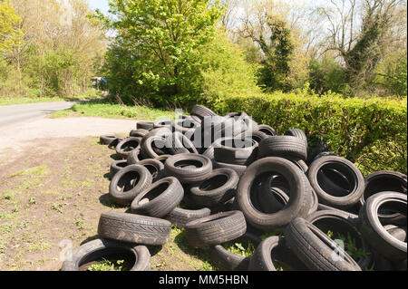 Beschämend Schuttplatz vieler Autoreifen neben einem Feldweg in Kent, direkt an einer Hauptstraße, Alte Terry's Lodge Road, Kemsing Stockfoto