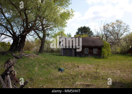 Abgebrochene/Leer/unbewohnten Haus im Dorf 30 km Sperrzone von Tschernobyl Stockfoto