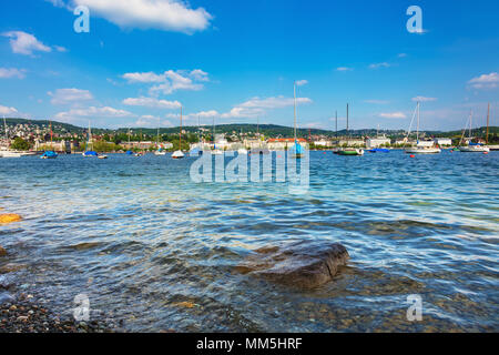 See Zürich in der Schweiz, die Aussicht von der Stadt Zürich Anfang Mai. Stockfoto