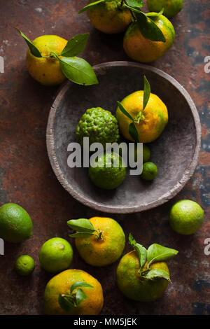 Orangen auf rustikaler Oberfläche Stockfoto