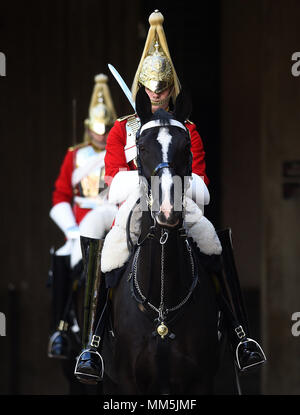 Mitglied des Haushalts Golgatha für Inspektion in der Regimental Quadrat während einer Einrichtung der Household Cavalry Regiment montiert die Vorbereitungen auf die bevorstehende königliche Hochzeit am Hyde Park Barracks zu sehen bereit, Central London. Stockfoto