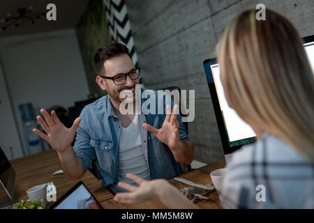 Junge erfolgreiche lächelnd Kollegen sprechen über das Projekt, die nach oben führt, im Büro. Stockfoto