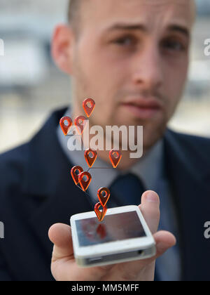 Mann mit Geo-tags auf dem Smartphone Stockfoto