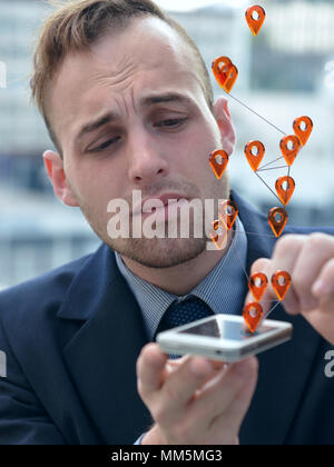 Mann mit Geo-tags auf dem Smartphone Stockfoto