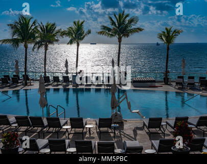 Mit Blick auf den Pool und Strand am frühen Morgen. Stockfoto