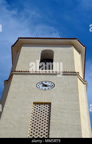 Esglesia de Sant Jaume, Kirche St. Jakobus, Guardamar del Segura, Spanien. Costa Blanca, blauer Himmel. Uhr auf dem Glockenturm Stockfoto