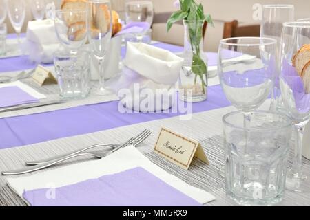 Liliac weiß gedeckten Tisch Stockfoto