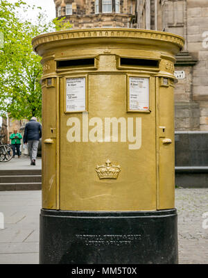 Gold lackiert Royal Mail Postbox, zu Ehren des Radfahrens Sir Chris Hoy der Olympischen Spiele 2012, Männer kierin Goldmedaille, Hunter Square, Edinburgh, Schottland, Großbritannien Stockfoto