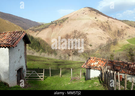 Idyllisches Bauernhaus Schuppen in den französischen Pyrenäen vor der spanischen Grenze (Baskenland) Stockfoto