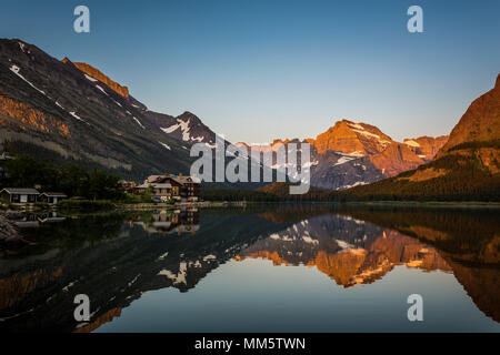 Swiftcurrent Lake und Reflexionen von Grinnel Point und Mount Henkel bei Sonnenaufgang im Glacier National Park, Montana, USA. Stockfoto