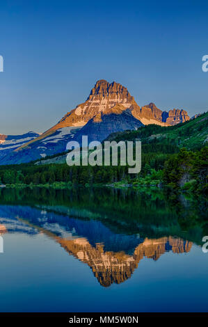 Mount Wilbur in Swiftcurrent Lake bei Sonnenaufgang im Glacier National Park, Montana, USA. Stockfoto