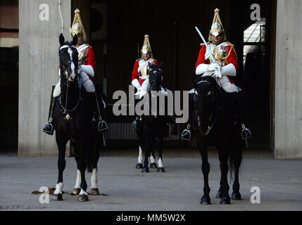 Mitglied des Haushalts Golgatha für Inspektion in der Regimental Quadrat während einer Einrichtung der Household Cavalry Regiment montiert die Vorbereitungen auf die bevorstehende königliche Hochzeit am Hyde Park Barracks zu sehen bereit, Central London. Stockfoto