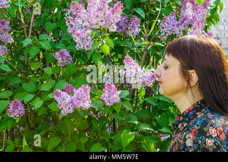 Mädchen im Frühjahr im Freien Stockfoto