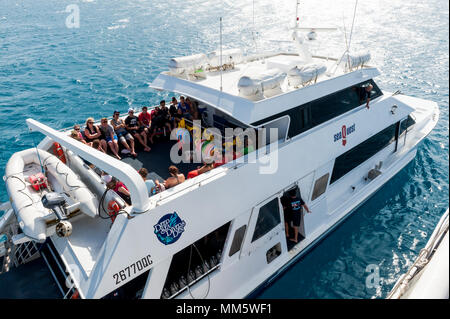 Taucher und Urlauber an Bord einer Tauchsafari Tauchboot am Great Barrier Reef, Queensland, Australien. Stockfoto