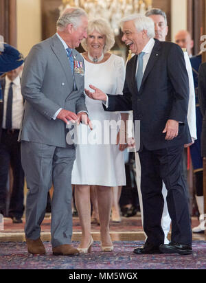 Der Prinz von Wales (links) und die Herzogin von Cornwall (Mitte) Treffen mit Präsident Griechenlands Prokopios Pavlopoulos (rechts) im Presidential Villa in Athen, Griechenland, im Rahmen ihres Besuchs in dem Land. Stockfoto