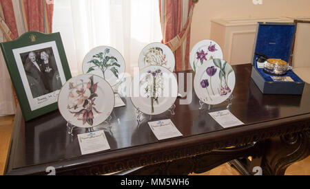Die Geschenke der Prinz von Wales an den Präsidenten von Griechenland gab und das Geschenk aus dem Präsidenten, den Prinzen von Wales und die Herzogin von Cornwall im Presidential Villa in Athen, Griechenland. Stockfoto