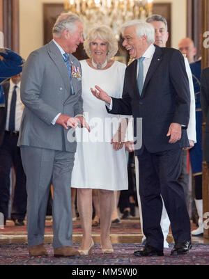 Der Prinz von Wales (links) und die Herzogin von Cornwall (Mitte) Treffen mit Präsident Griechenlands Prokopios Pavlopoulos (rechts) im Presidential Villa in Athen, Griechenland, im Rahmen ihres Besuchs in dem Land. Stockfoto
