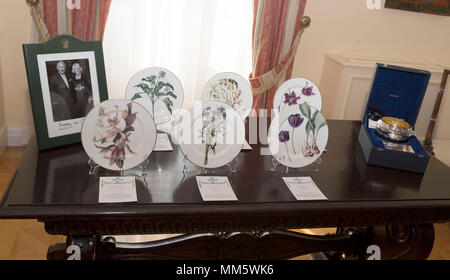 Die Geschenke der Prinz von Wales an den Präsidenten von Griechenland gab und das Geschenk aus dem Präsidenten, den Prinzen von Wales und die Herzogin von Cornwall im Presidential Villa in Athen, Griechenland. Stockfoto