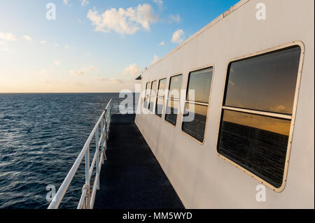 Windows live an Bord Tauchboot am Great Barrier Reef, Queensland Australien bei Sonnenuntergang. Stockfoto