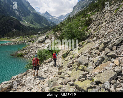 Mann und Frau Wandern in den Pyrenäen in der Nähe der See von Gaube, Cauterets, Frankreich Stockfoto