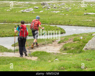 Mann und Frau Wandern in den Pyrenäen vor vignemale, Cauterets, Frankreich Stockfoto