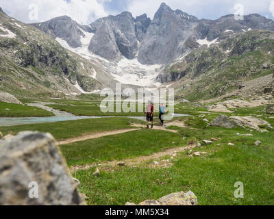 Mann und Frau Wandern in den Pyrenäen vor vignemale, Cauterets, Frankreich Stockfoto