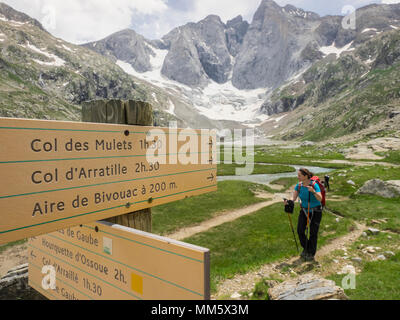 Frau Wandern in den Pyrenäen vor vignemale, Cauterets, Frankreich Stockfoto