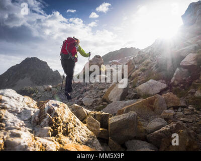 Frau Wandern in den Pyrenäen aufsteigend Vignemale, Cauterets, Frankreich Stockfoto