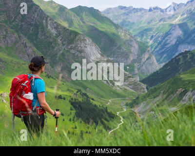 Frau Wandern in den Pyrenäen absteigend Oulettes d'Ossoue in Richtung Gavarnie, Frankreich Stockfoto