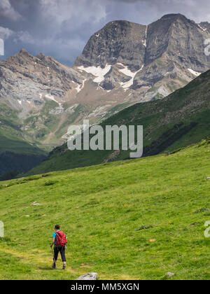 Frau Wandern in den Pyrenäen absteigend Oulettes d'Ossoue in Richtung Gavarnie, Frankreich Stockfoto
